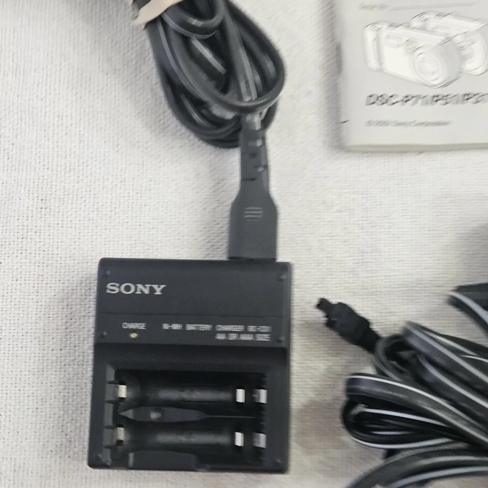 Sony Cyber-shot DSC-P71 3.2 MP Digital Camera 6X Zoom Multi Burst MPEG Movie HQX
